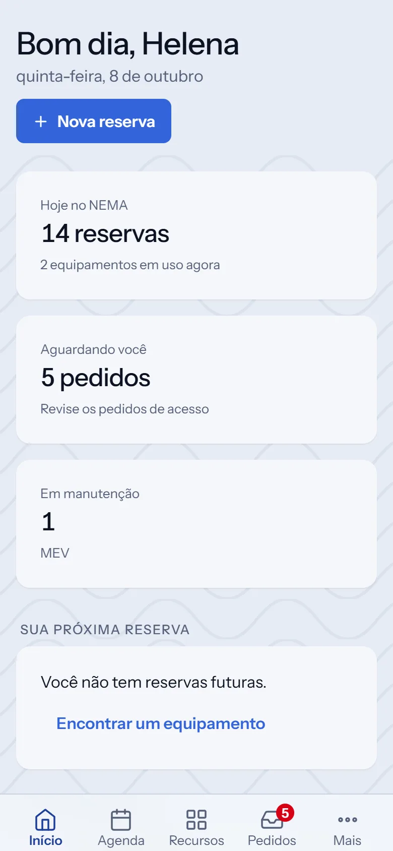 O Início no celular: as reservas de hoje, os pedidos aguardando e os equipamentos em manutenção, com as abas embaixo.