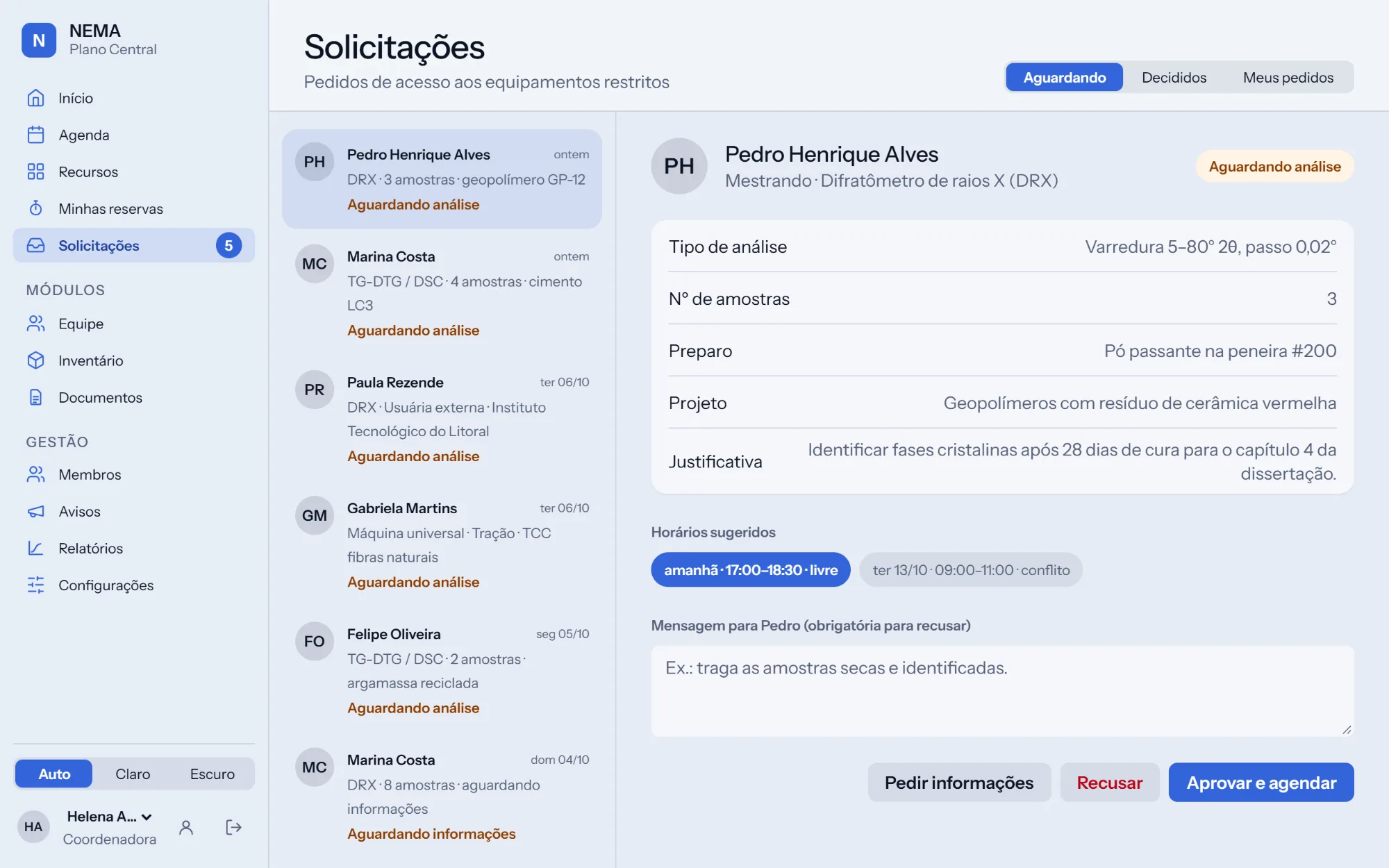 Tela de Solicitações: a fila de pedidos à esquerda e, à direita, o pedido aberto com os horários sugeridos e os botões para aprovar ou recusar.