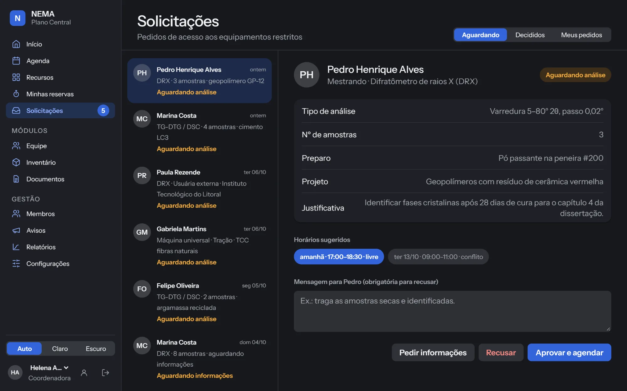 Tela de Solicitações: a fila de pedidos à esquerda e, à direita, o pedido aberto com os horários sugeridos e os botões para aprovar ou recusar.